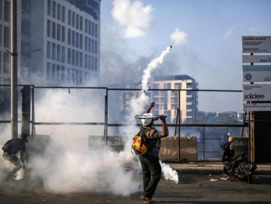 Impactantes imágenes de las protestas en Beirut, tras mortal explosión en puerto