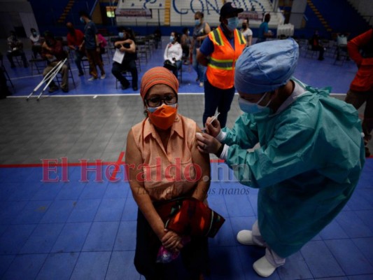 Así se desarrolló la jornada de vacunación para aplicar la segunda dosis contra el coronavirus (Fotos)