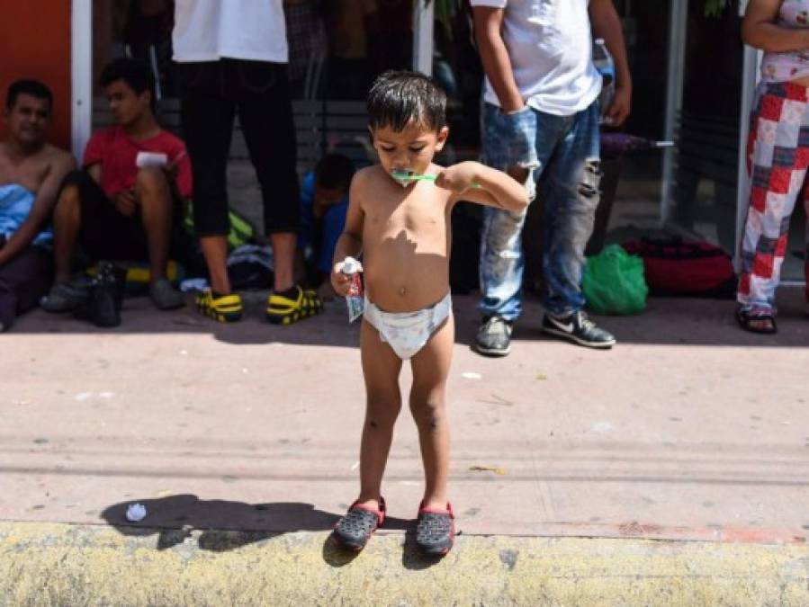 FOTOS: Así se bañan los hondureños que viajan en la caravana migrante en México