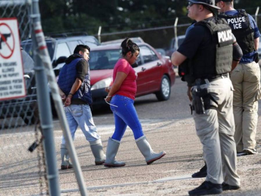 FOTOS: Así arrestó ICE a 680 personas en redadas en Mississippi