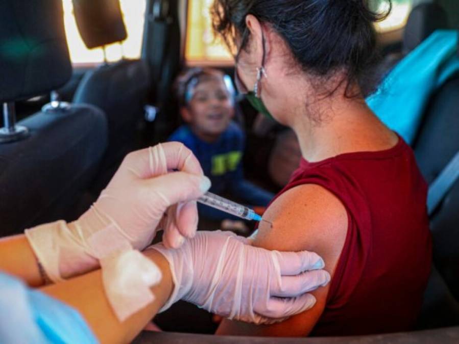 Cómo avanzan los países camino a la inmunización contra el covid, tras superar los tres millones de muertes