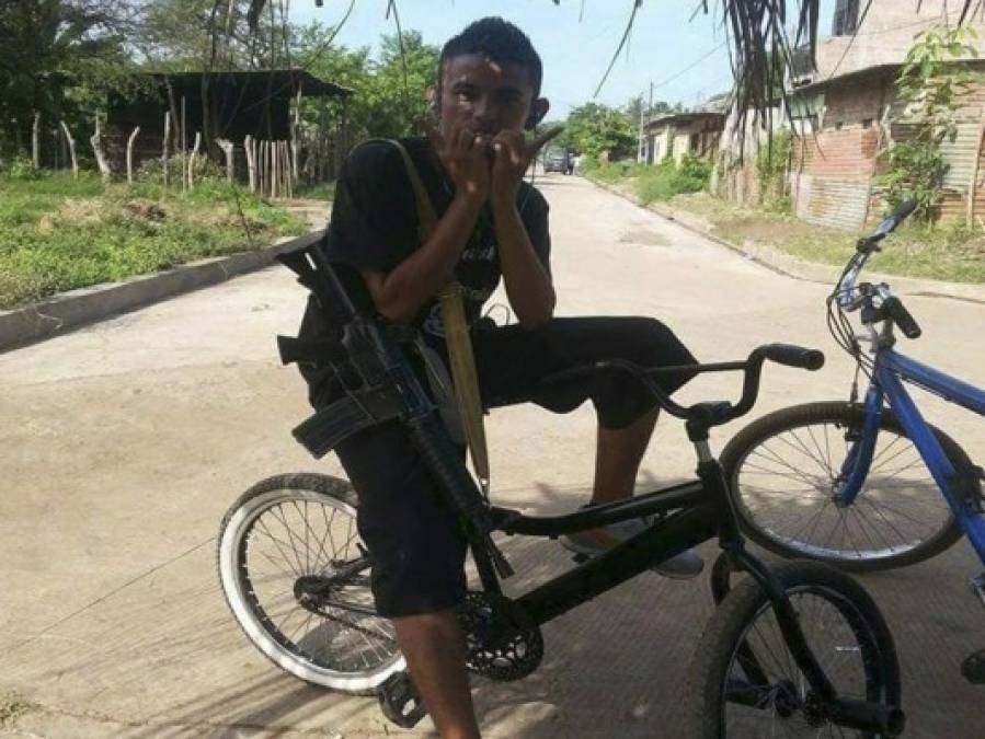 Mareros salvadoreño de la MS-13 exhiben sus armas en redes sociales