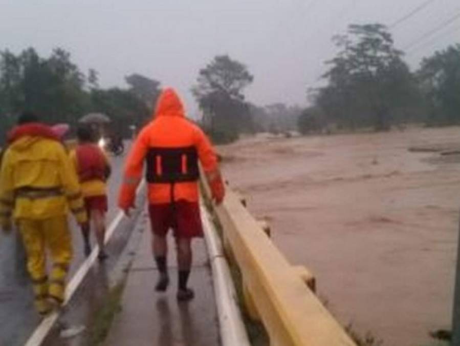 En imágenes: La tempestad no pasa para habitantes del Valle de Sula, que siguen bajo el agua tras potentes lluvias