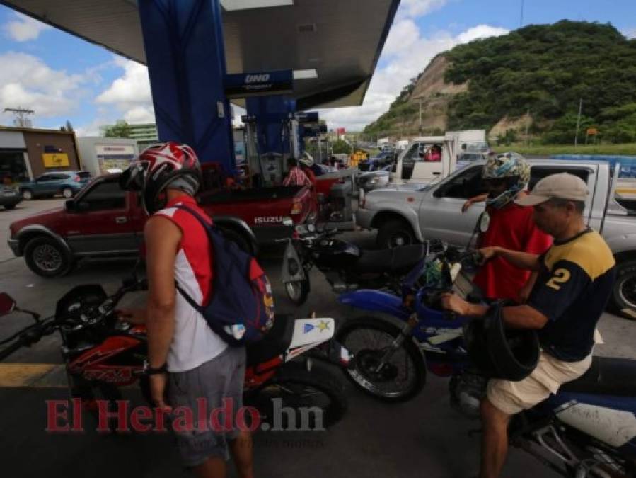 FOTOS: Largas filas en gasolineras ante supuesto desabastecimiento de combustible   