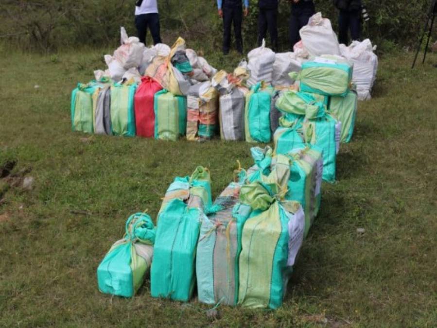 FOTOS: Queman más de 1,200 kilos de cocaína decomisados en La Mosquitia