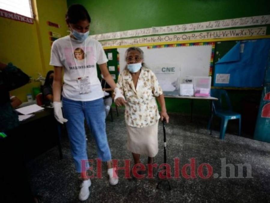 Juventud y tercera edad abarrotan urnas en Talanga, Francisco Morazán