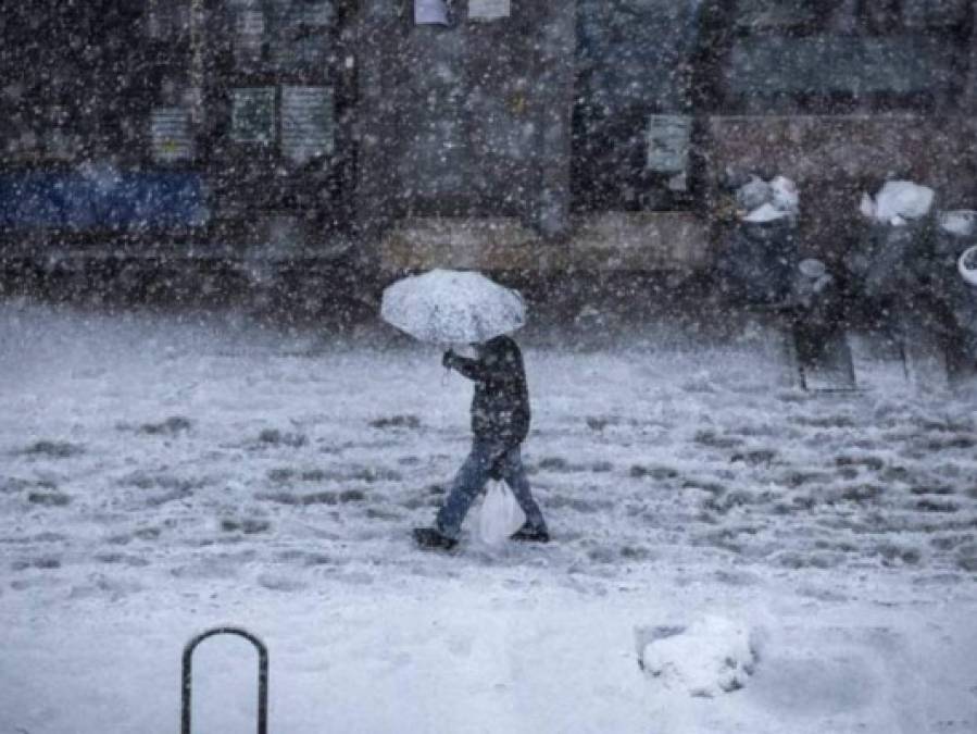 (FOTOS) Así es la extraña nieve negra o 'nieve del infierno' que cae en Rusia