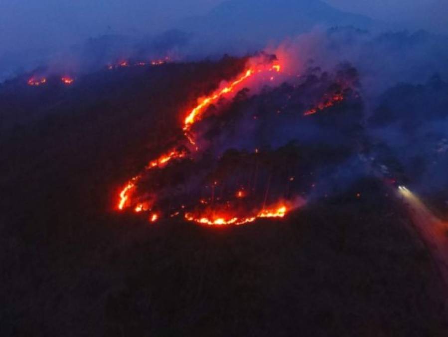 Imágenes del voraz incendio en el cerro Uyuca, salida al oriente de la capital de Honduras