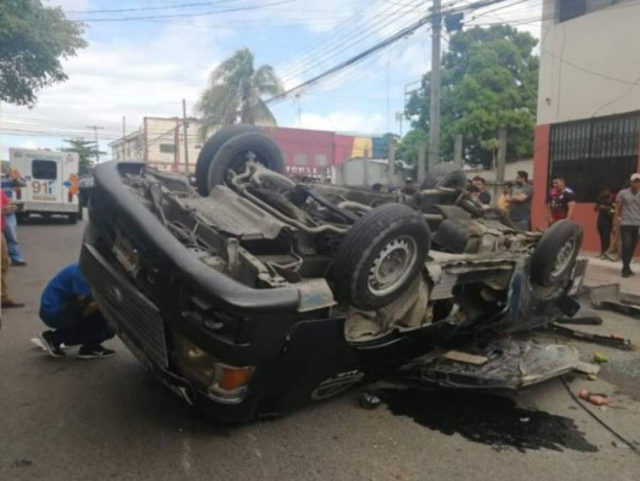 Un busito volcado y varios heridos: Las fotos del aparatoso accidente en SPS