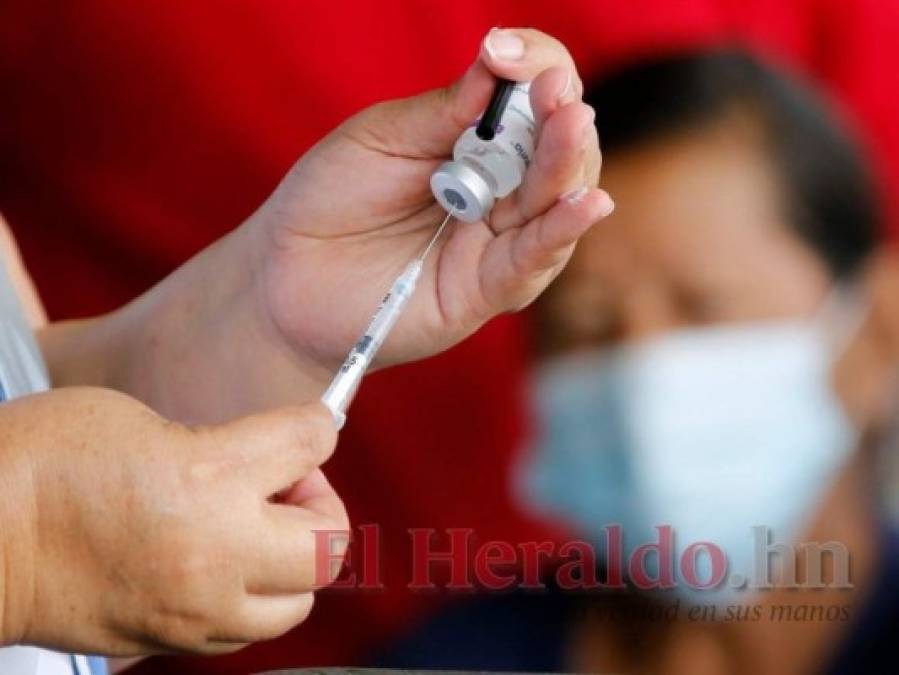 Largas filas y en orden: Así continuó la aplicación de la vacuna de refuerzo anticovid en la capital