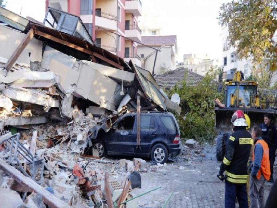 FOTOS: Desesperación y desconsuelo tras terremoto que dejó 16 muertos en Albania