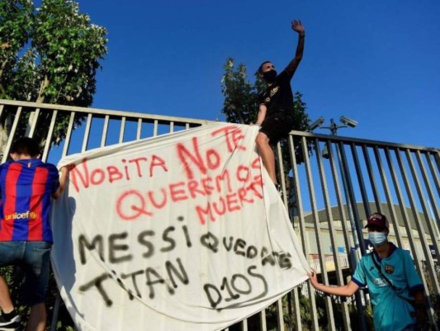 Invasión en el Camp Nou y disturbios de aficionados por la salida de Messi (FOTOS)