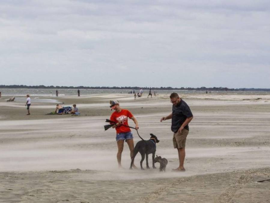 FOTOS: Estadounidenses desafían las alertas por el huracán Florence