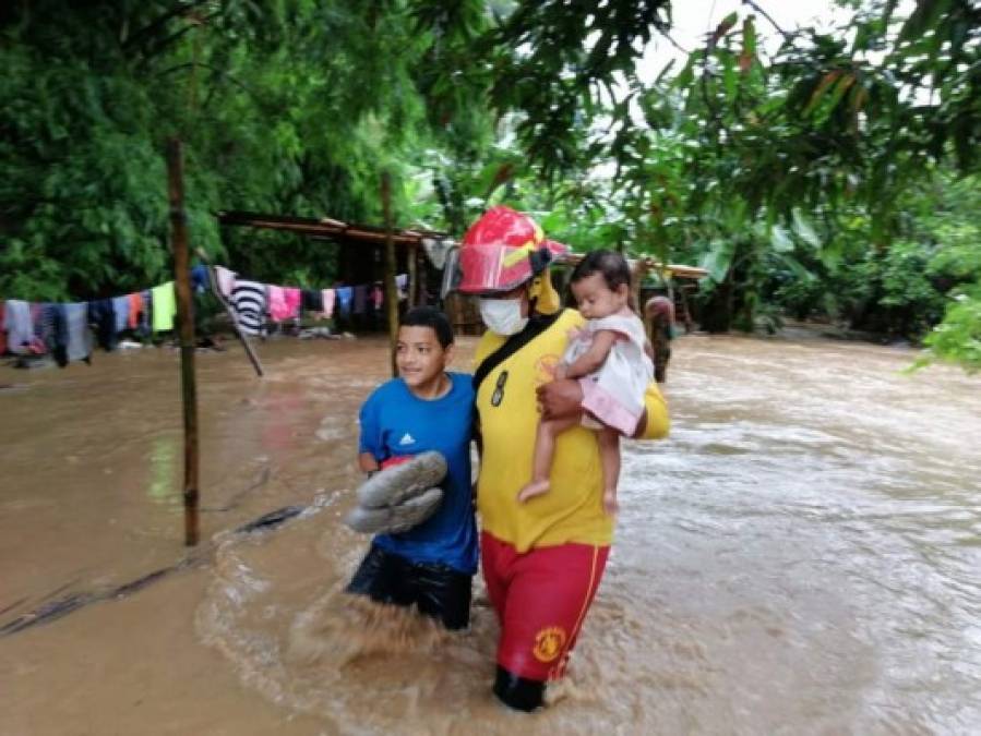 ¡Emotivos! Rescates de los Bomberos que sacaron lágrimas a Honduras en medio del desastre