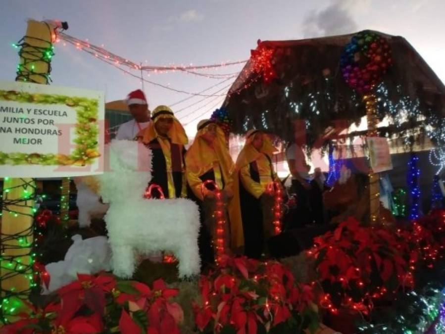 FOTOS: Coloridas carrozas engalanan la Navidad Catracha en la capital