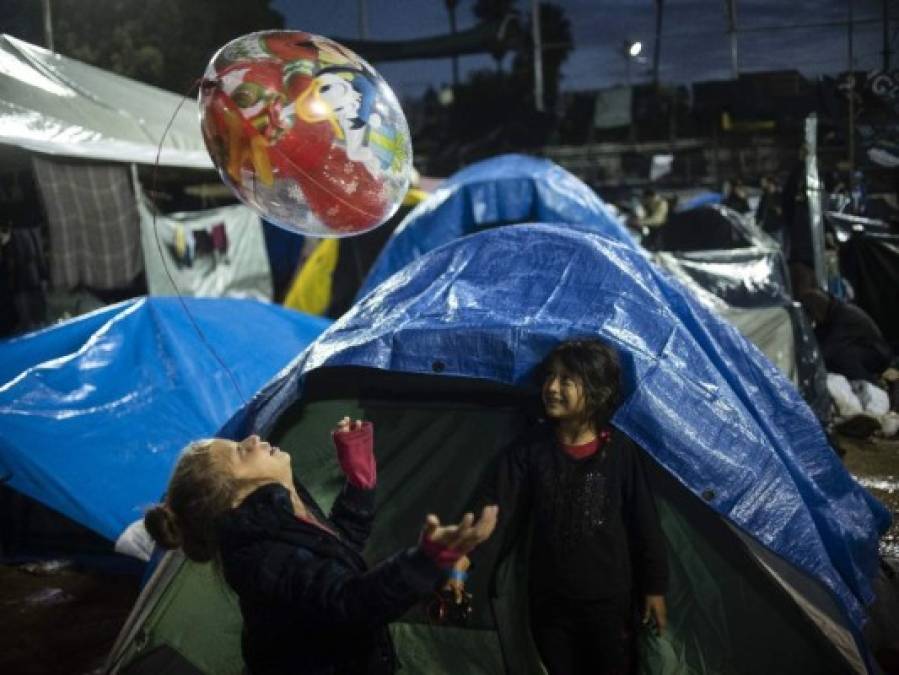 FOTOS: Fuerte lluvia destruye carpas en las que dormían migrantes de la caravana en Tijuana, México