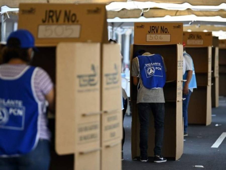 Mascarillas, empujones e irregularidades: así transcurren las elecciones en El Salvador (FOTOS)