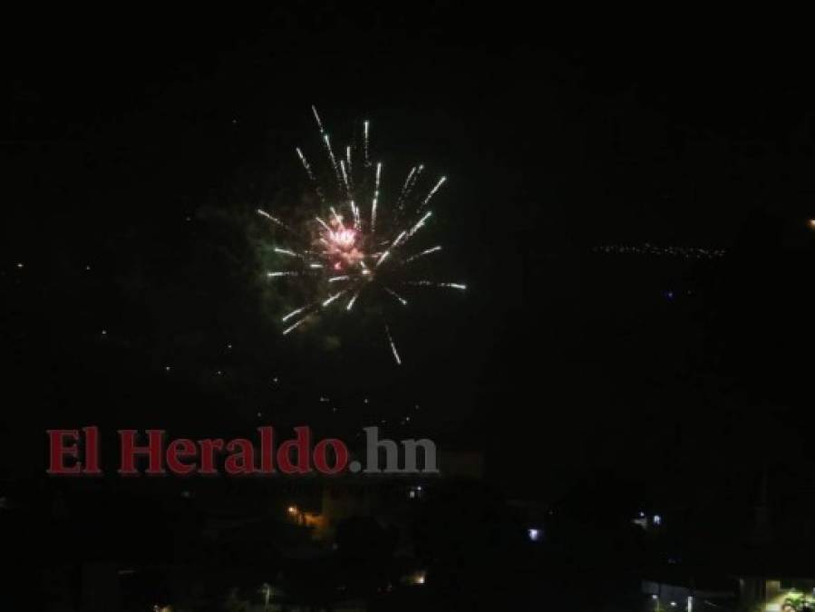 Colorida pirotecnia engalanó el cielo de Tegucigalpa y Comayagüela (FOTOS)