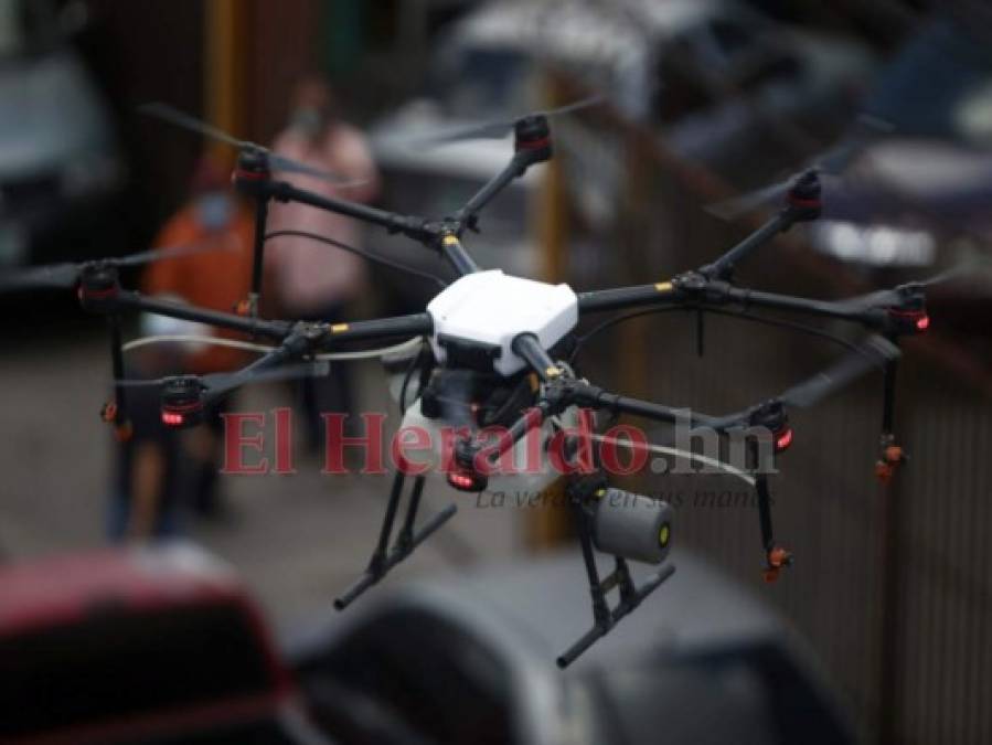 FOTOS: Con drones rocían desinfectante en varias zonas de la capital