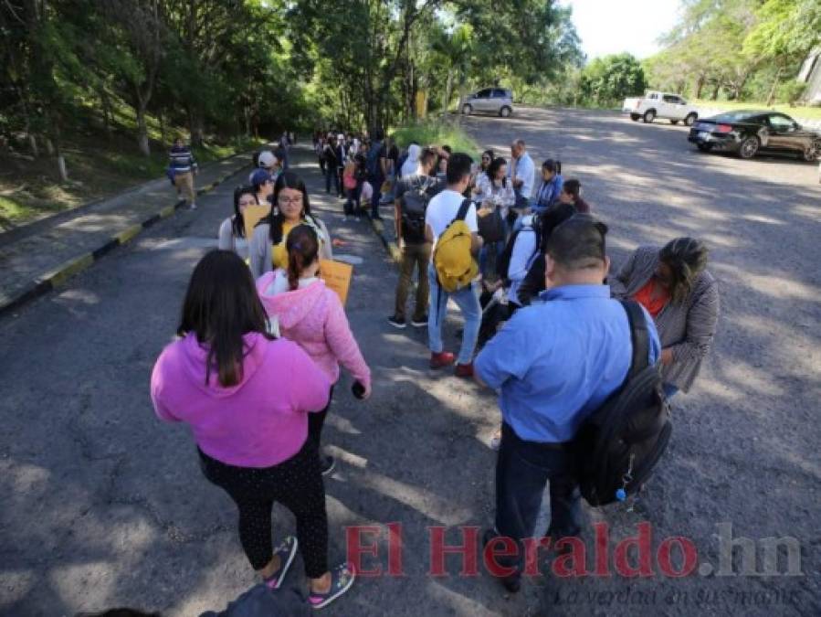 FOTOS: Largas filas de docentes que buscan obtener una plaza vacante