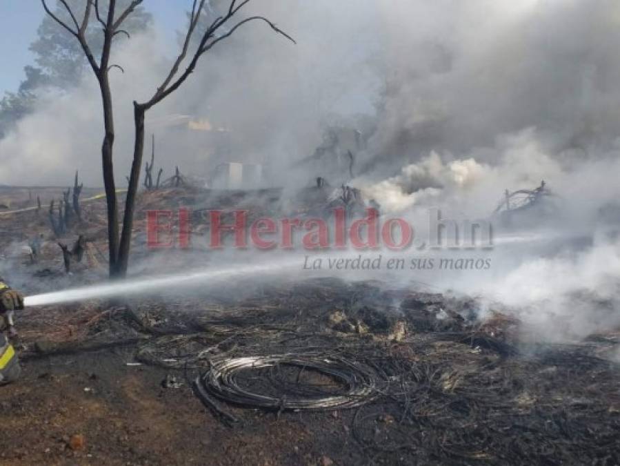 Columnas de humo tóxico y escombros, las imágenes del incendio en Las Tapias