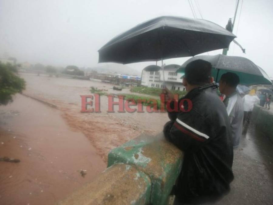 Impactantes imágenes de la crecida del río Choluteca en la capital de Honduras