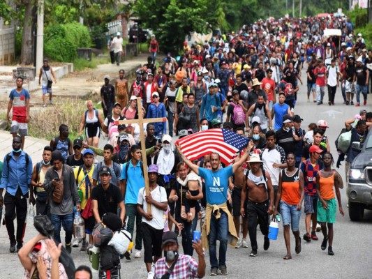 Migrantes hondureños, haitianos y salvadoreños sanan las llagas de sus pies en Huixtla, México (Fotos)