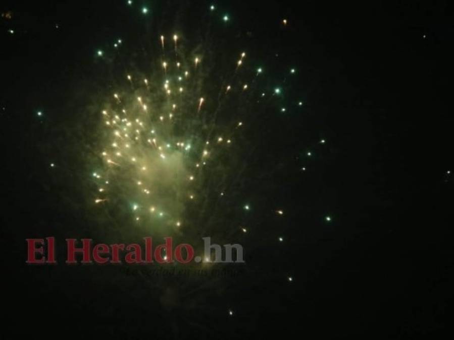 Colorida pirotecnia engalanó el cielo de Tegucigalpa y Comayagüela (FOTOS)