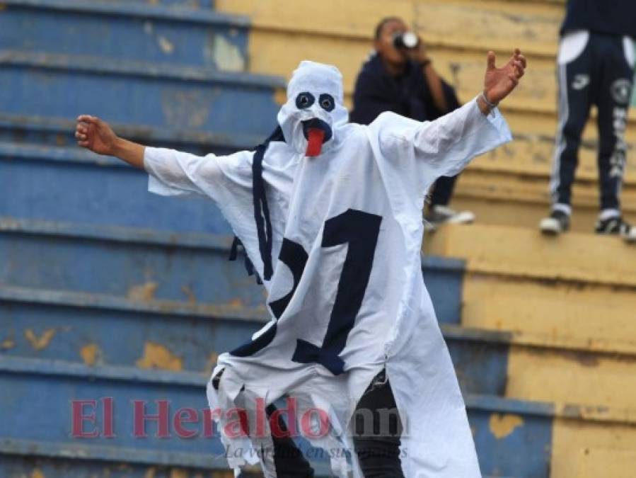 FOTOS: Ambiente, curiosidades y pasión en el clásico capitalino