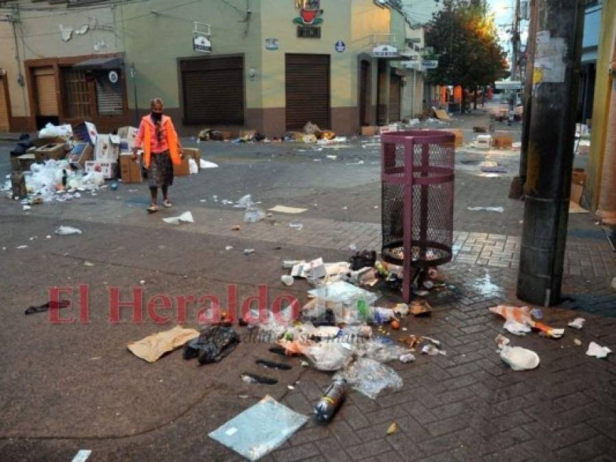 Recogen toneladas de basura producida en víspera del Año Nuevo en la capital (FOTOS)