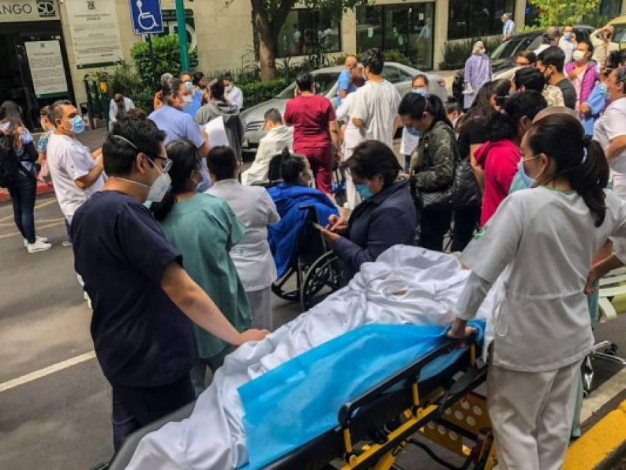 Pánico, pacientes en camilla a la calle y derrumbes: los daños del sismo en México (FOTOS)