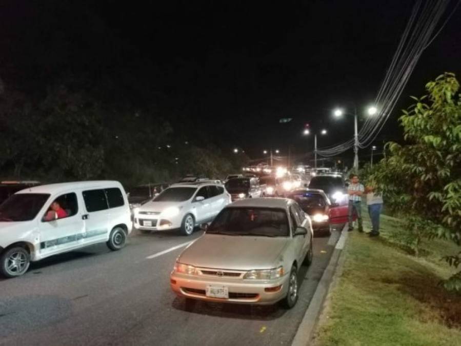 FOTOS: Quema de llantas, caos vial y protestas se reporta la noche de este miércoles en la capital de Honduras