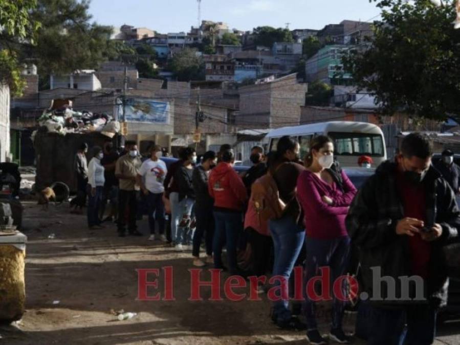 Largas filas sin distanciamiento social en centros de votación de Honduras