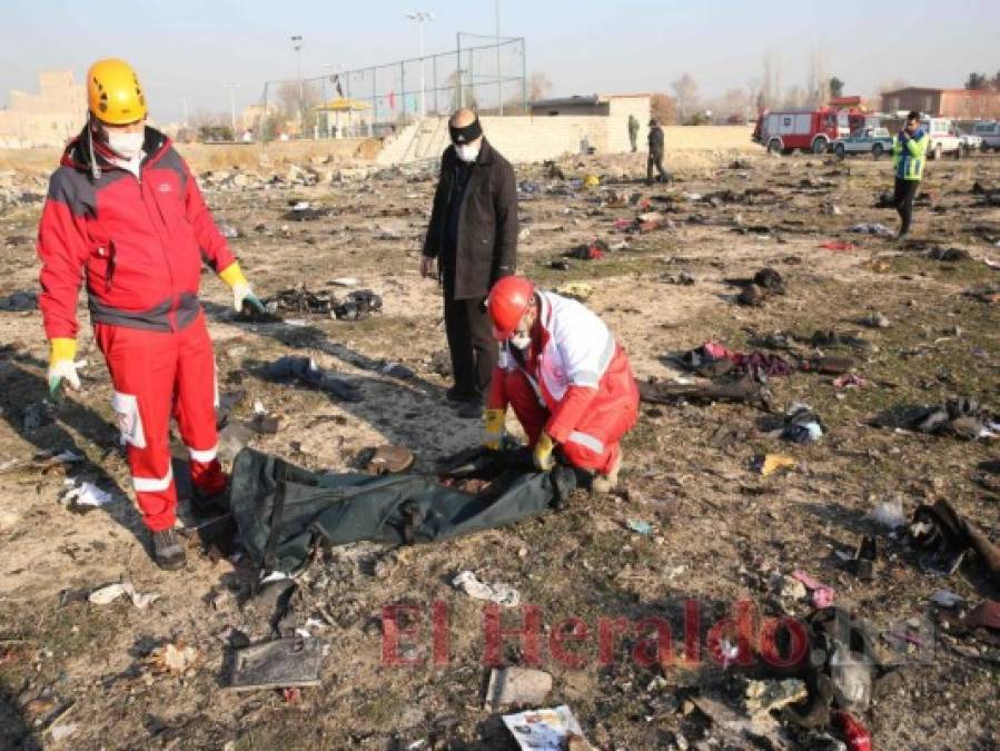 Cuerpos carbonizados y escombros, impactante escena del avión accidentado en Irán