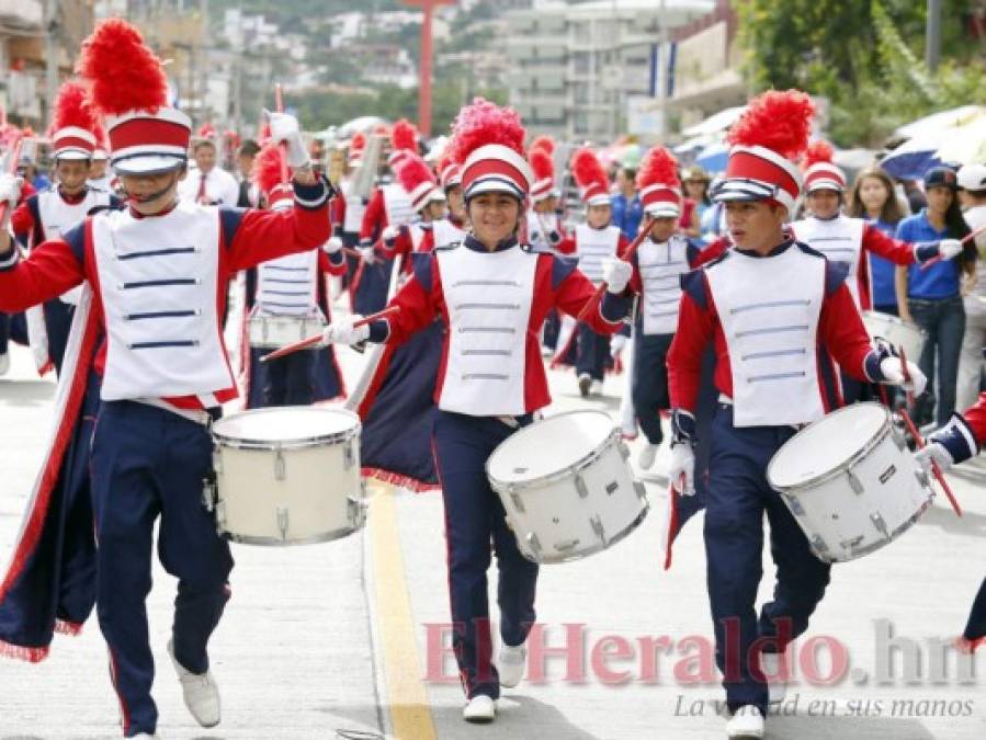 FOTOS: Extravagantes y vistosos trajes de las bandas en los desfiles