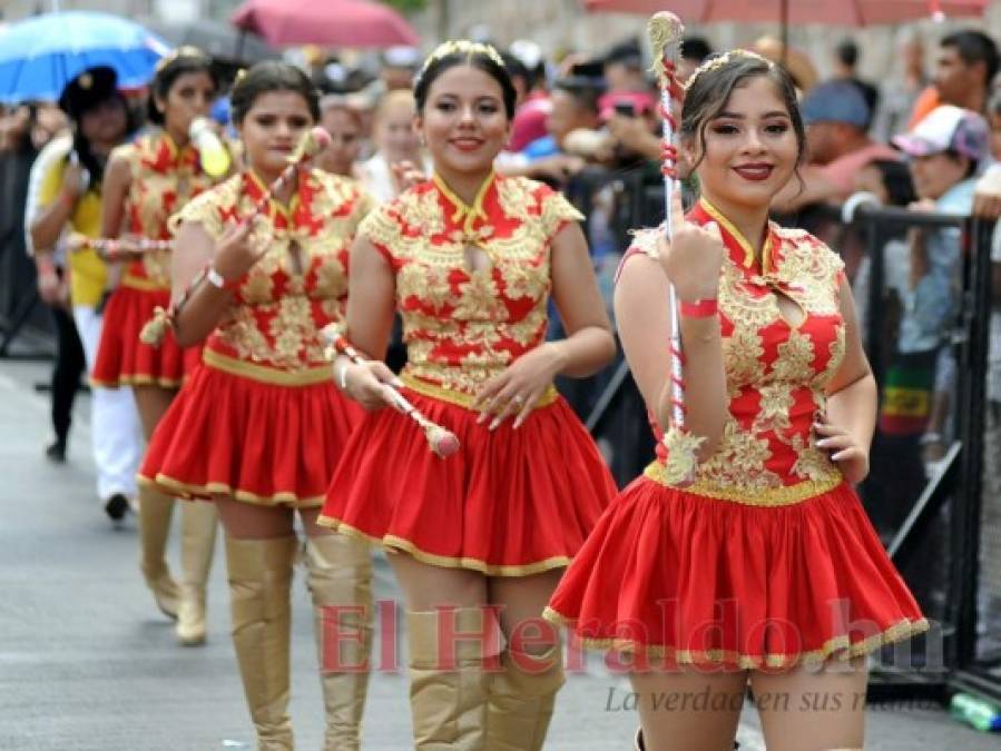 FOTOS: Los vestidos más exóticos de las palillonas en los desfiles patrios 2019