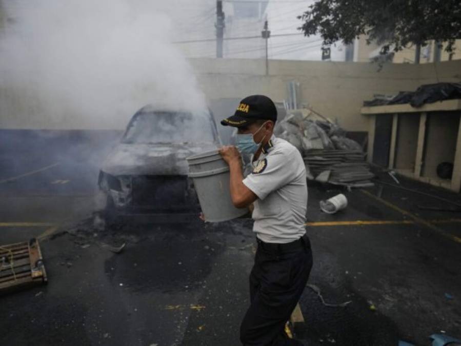 Vehículos quemados y más de diez policías heridos: Lo que dejó la irrupción en Guatemala