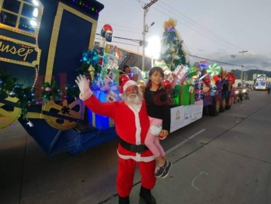 FOTOS: Coloridas carrozas engalanan la Navidad Catracha en la capital