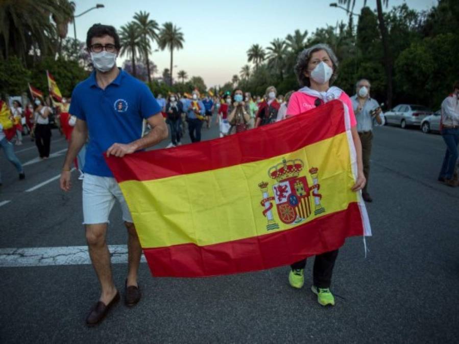 Españoles apoyan confinamiento mientras suceden protestas antigobierno