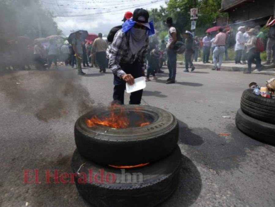 Tensión y quema de llantas: las imágenes de las protestas de este miércoles en la capital