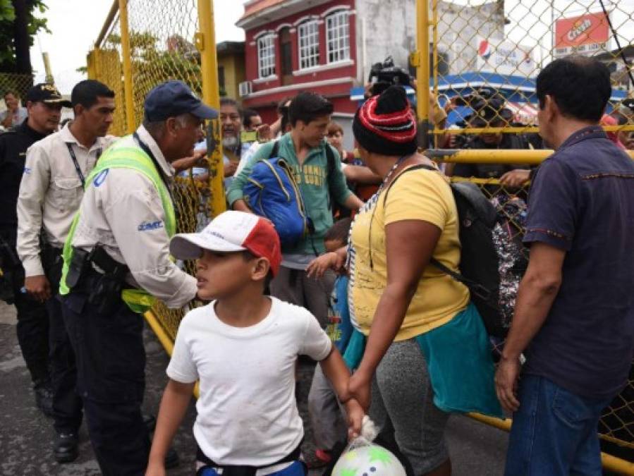 FOTOS: El rostro de dolor de los niños hondureños cuando la caravana migrante rompió los portones en la frontera con México