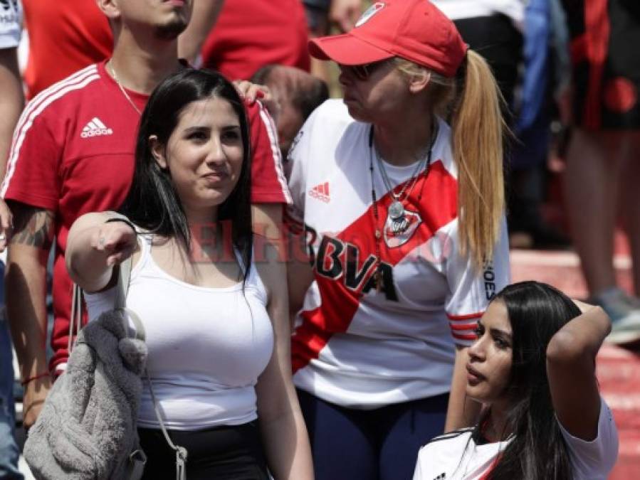 La bellas aficionadas del River Plate ya adornan el Monumental para el partido contra el Boca Junior