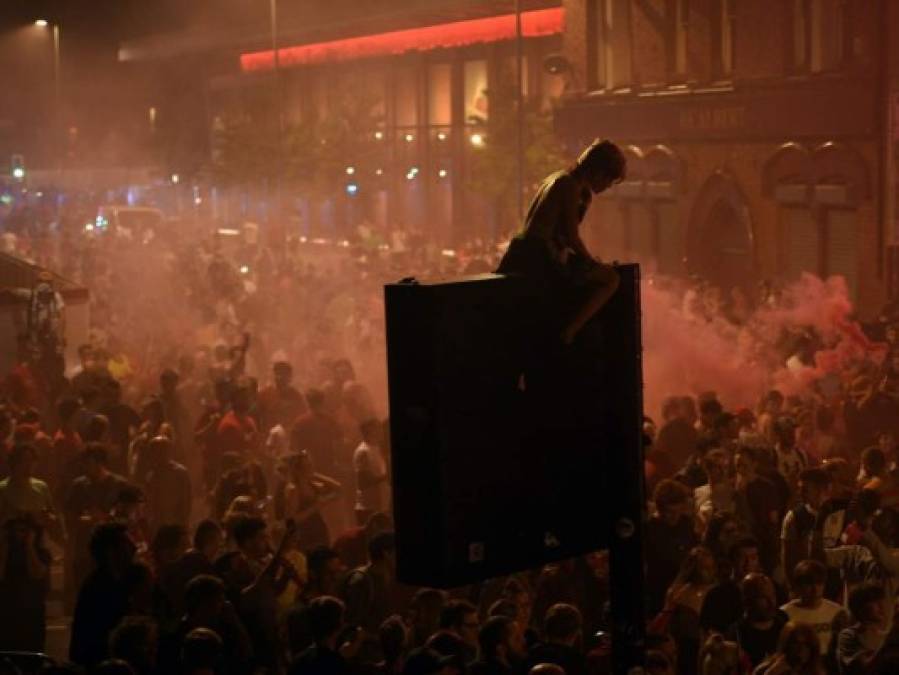 ¡Se les olvidó la pandemia! Miles celebran el título del Liverpool