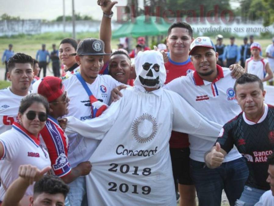 La Ultra Fiel llega al Olímpico y se burla de Motagua con 'el fantasma de la Liga Concacaf'