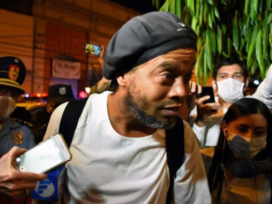 FOTOS: Así fue la llegada de Ronaldinho al hotel donde guardará prisión