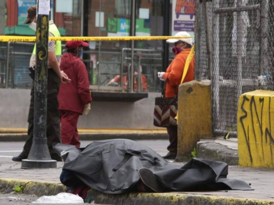 FOTOS: Al menos 19 personas mueren en casas y calles de Quito en medio de la pandemia