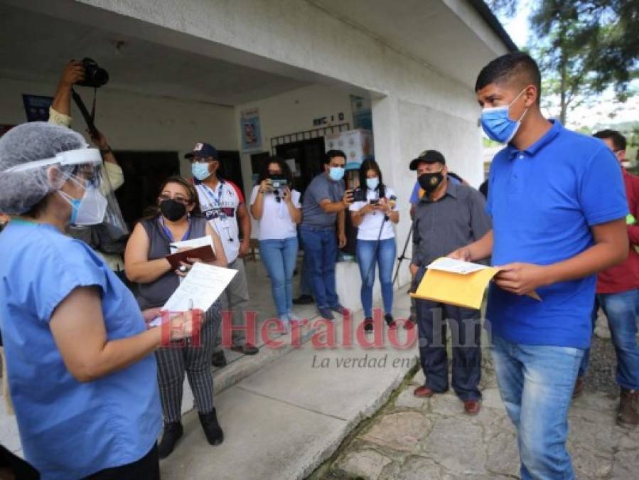 FOTOS: Con pancartas y sonrisas Ojojona recibe vacunas donadas por El Salvador  