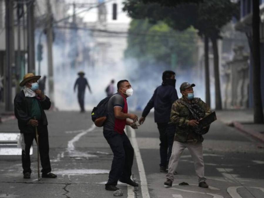 Vehículos quemados y más de diez policías heridos: Lo que dejó la irrupción en Guatemala