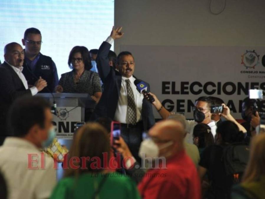 Así fue el zafarrancho durante el sorteo de posiciones en las papeletas electorales del CNE (Fotos)