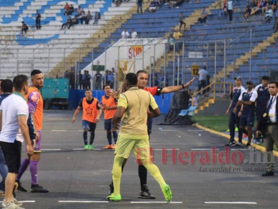 Lo que se alcanzó a ver: Un Bodden furioso agrede a Galvaliz y casi se va a los golpes con los aficionados